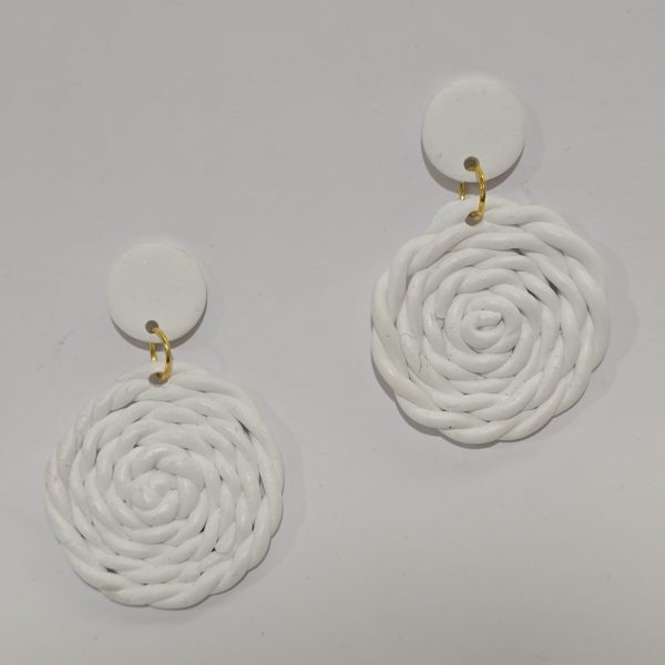 گوشواره پلیمری طرح گیس باف سفید - Image 3