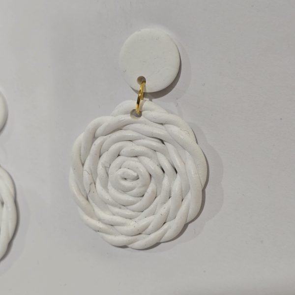 گوشواره پلیمری طرح گیس باف سفید - Image 2