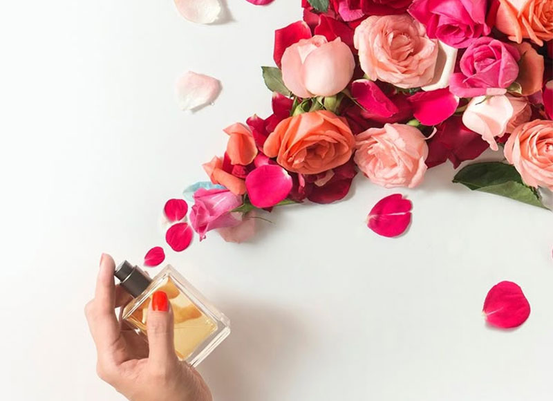 تفاوت بوی عطر روی پوست و لباس - خوشبوشو