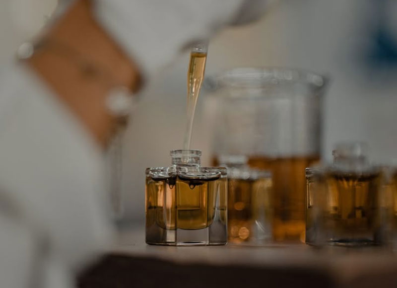 استفاده از چند عطر به جای یک رایحه ثابت و همیشگی - خوشبوشو